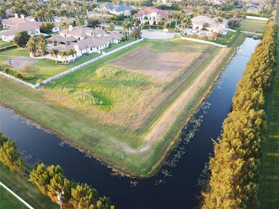 En Venta: $3,000,000 (1.90 acres)