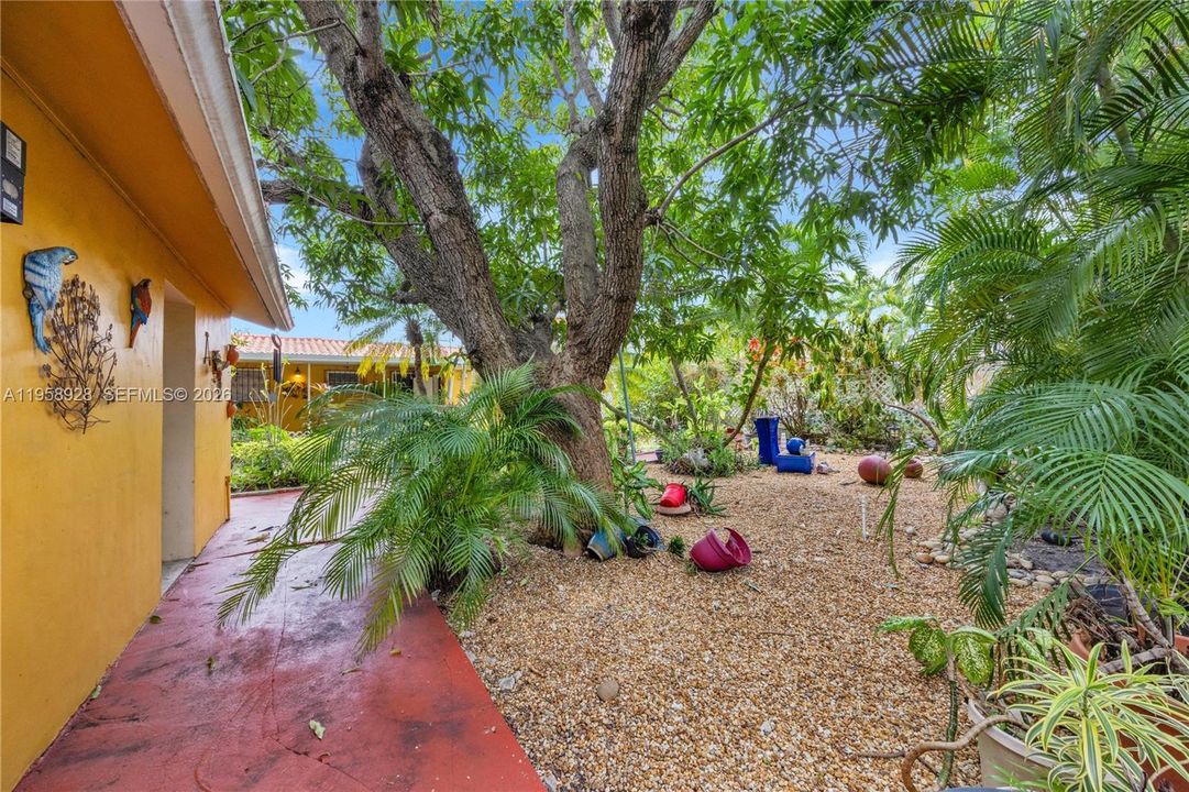 Active With Contract: $1,000,000 (0 beds, 0 baths, 2002 Square Feet)