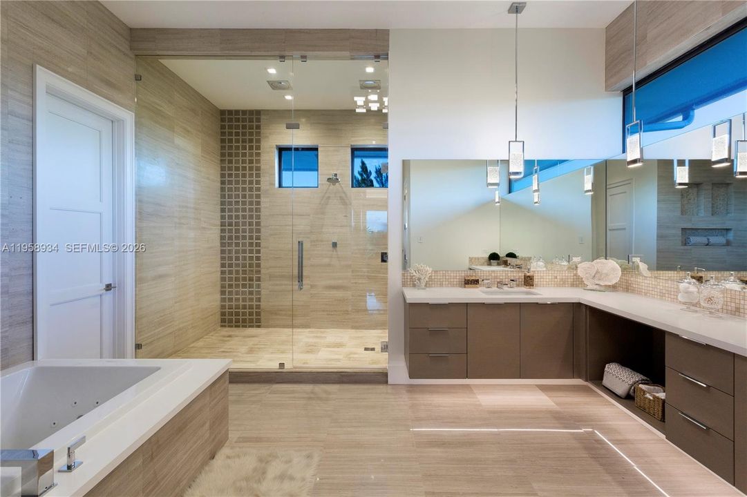 En Venta: $10,000,000 (6 camas, 7 baños, 8000 Pies cuadrados)