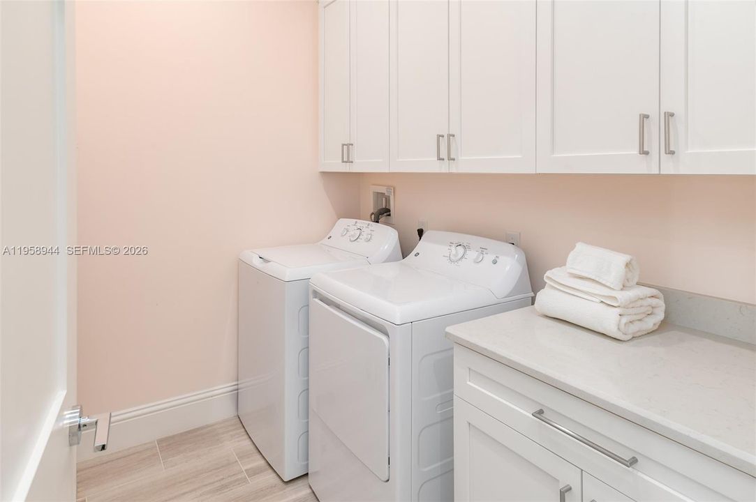 For Rent: $25,000 (3 beds, 3 baths, 2523 Square Feet)