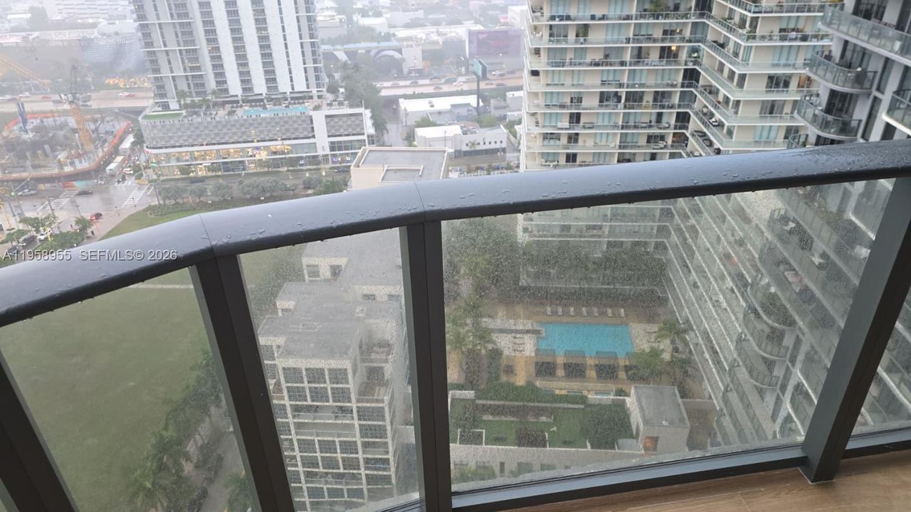For Sale: $660,000 (2 beds, 2 baths, 864 Square Feet)