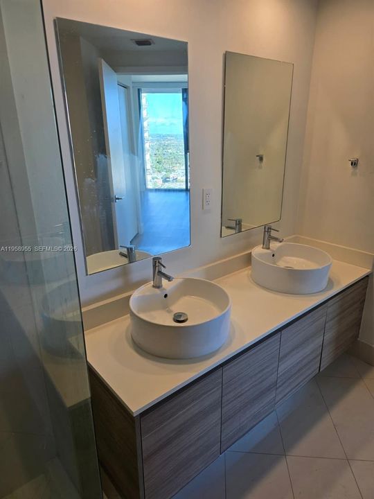For Sale: $660,000 (2 beds, 2 baths, 864 Square Feet)