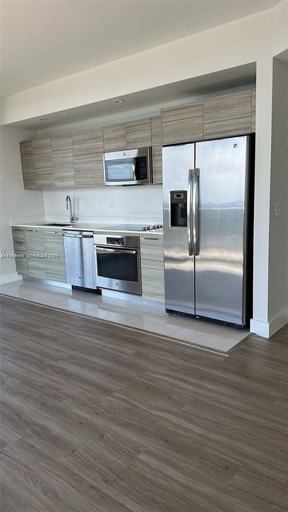 For Sale: $660,000 (2 beds, 2 baths, 864 Square Feet)