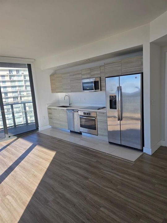 For Sale: $660,000 (2 beds, 2 baths, 864 Square Feet)