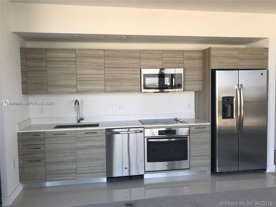 For Sale: $660,000 (2 beds, 2 baths, 864 Square Feet)
