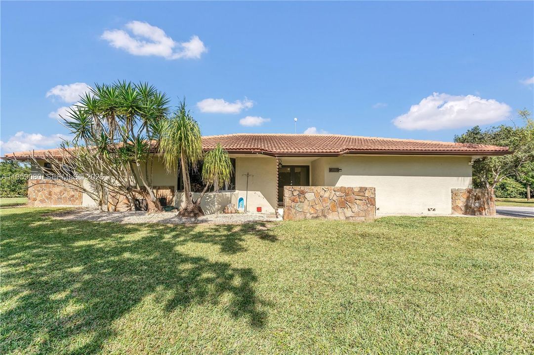 Recently Sold: $1,300,000 (4 beds, 3 baths, 2434 Square Feet)
