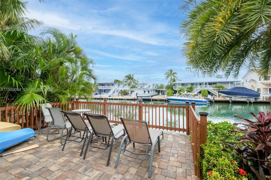 For Sale: $899,995 (2 beds, 2 baths, 990 Square Feet)