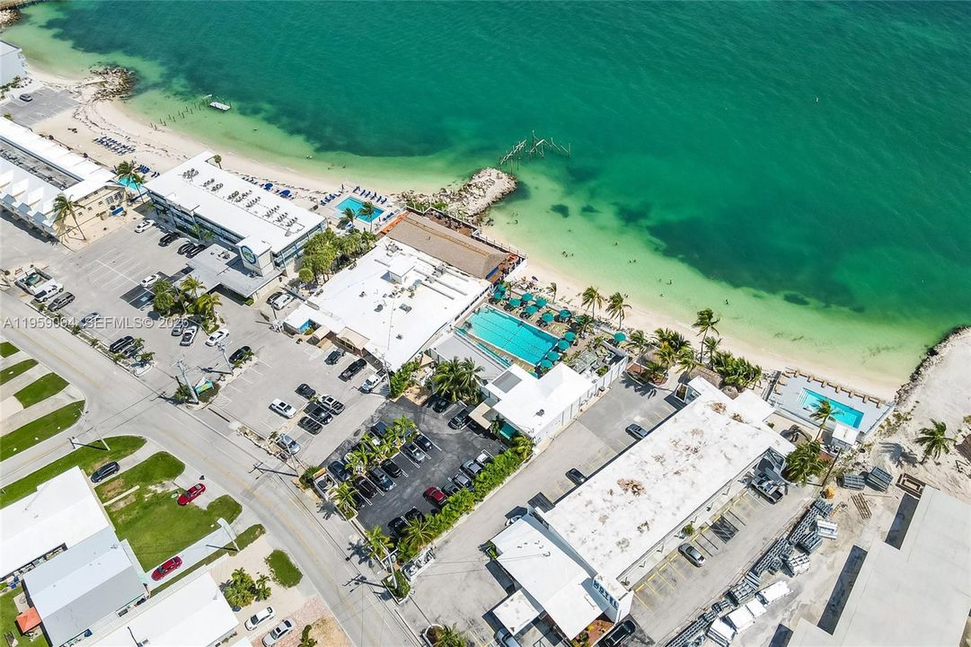 For Sale: $899,995 (2 beds, 2 baths, 990 Square Feet)