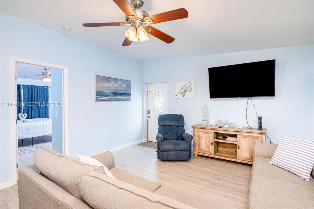 For Sale: $899,995 (2 beds, 2 baths, 990 Square Feet)