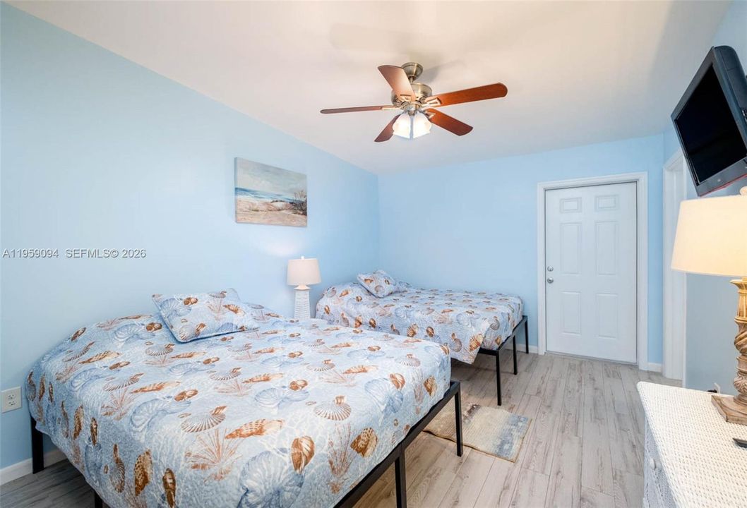 For Sale: $899,995 (2 beds, 2 baths, 990 Square Feet)