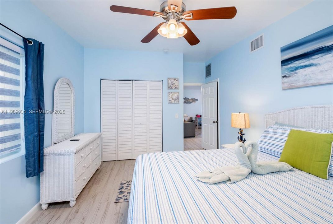 For Sale: $899,995 (2 beds, 2 baths, 990 Square Feet)