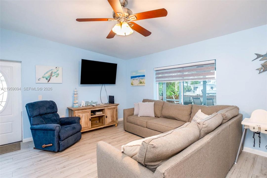 For Sale: $899,995 (2 beds, 2 baths, 990 Square Feet)
