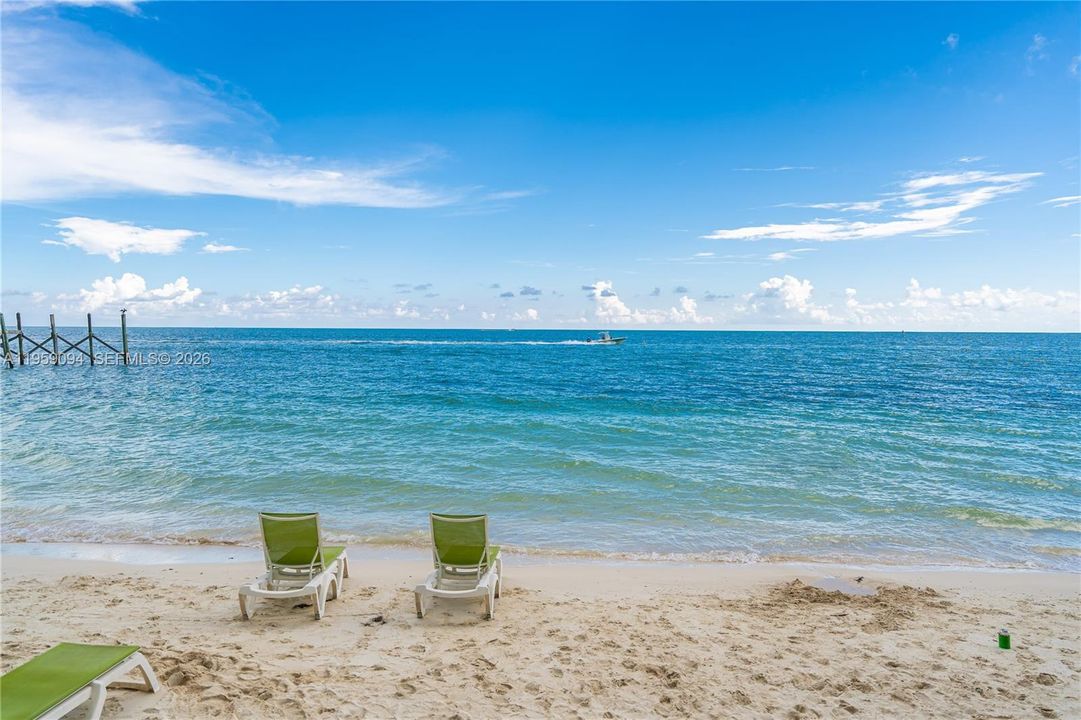 For Sale: $899,995 (2 beds, 2 baths, 990 Square Feet)