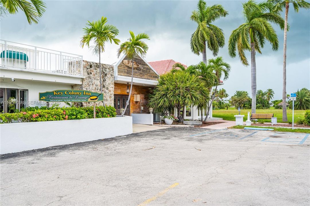 For Sale: $899,995 (2 beds, 2 baths, 990 Square Feet)