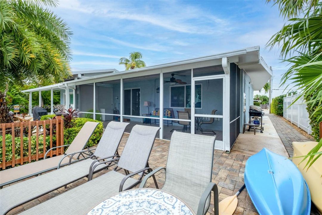 For Sale: $899,995 (2 beds, 2 baths, 990 Square Feet)