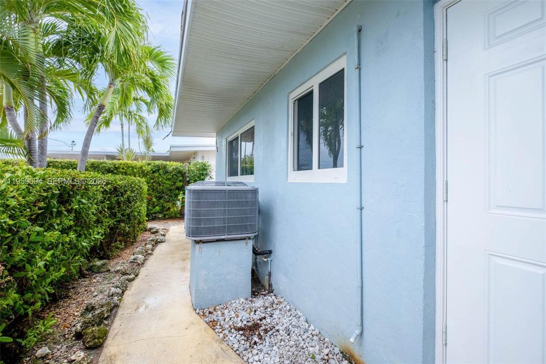 For Sale: $899,995 (2 beds, 2 baths, 990 Square Feet)