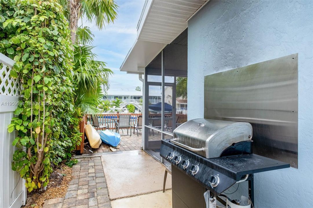 For Sale: $899,995 (2 beds, 2 baths, 990 Square Feet)