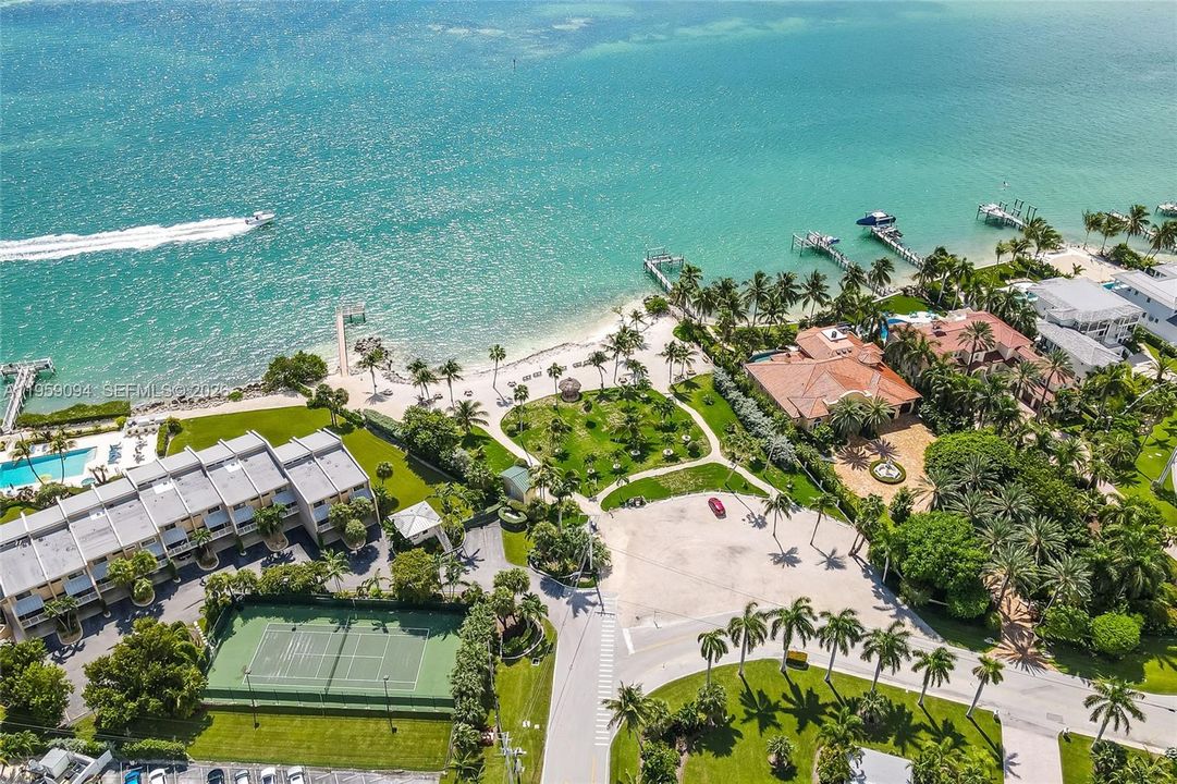 For Sale: $899,995 (2 beds, 2 baths, 990 Square Feet)