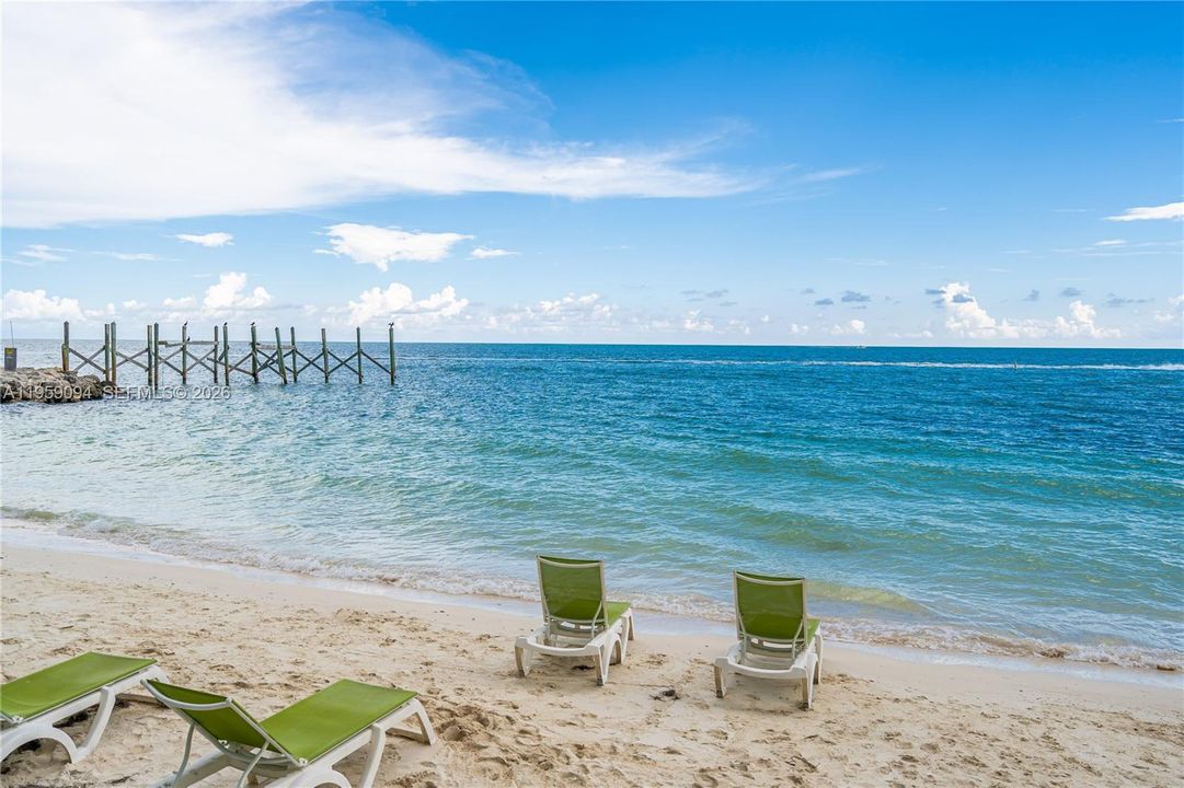 For Sale: $899,995 (2 beds, 2 baths, 990 Square Feet)