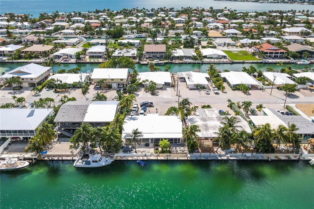 For Sale: $899,995 (2 beds, 2 baths, 990 Square Feet)