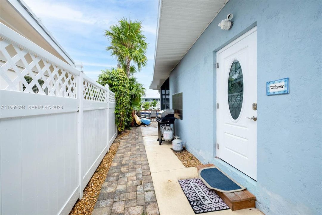 For Sale: $899,995 (2 beds, 2 baths, 990 Square Feet)