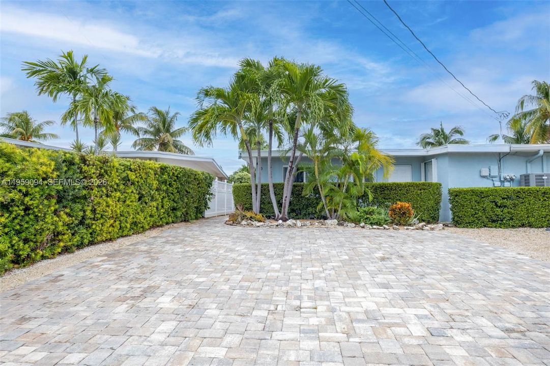 For Sale: $899,995 (2 beds, 2 baths, 990 Square Feet)