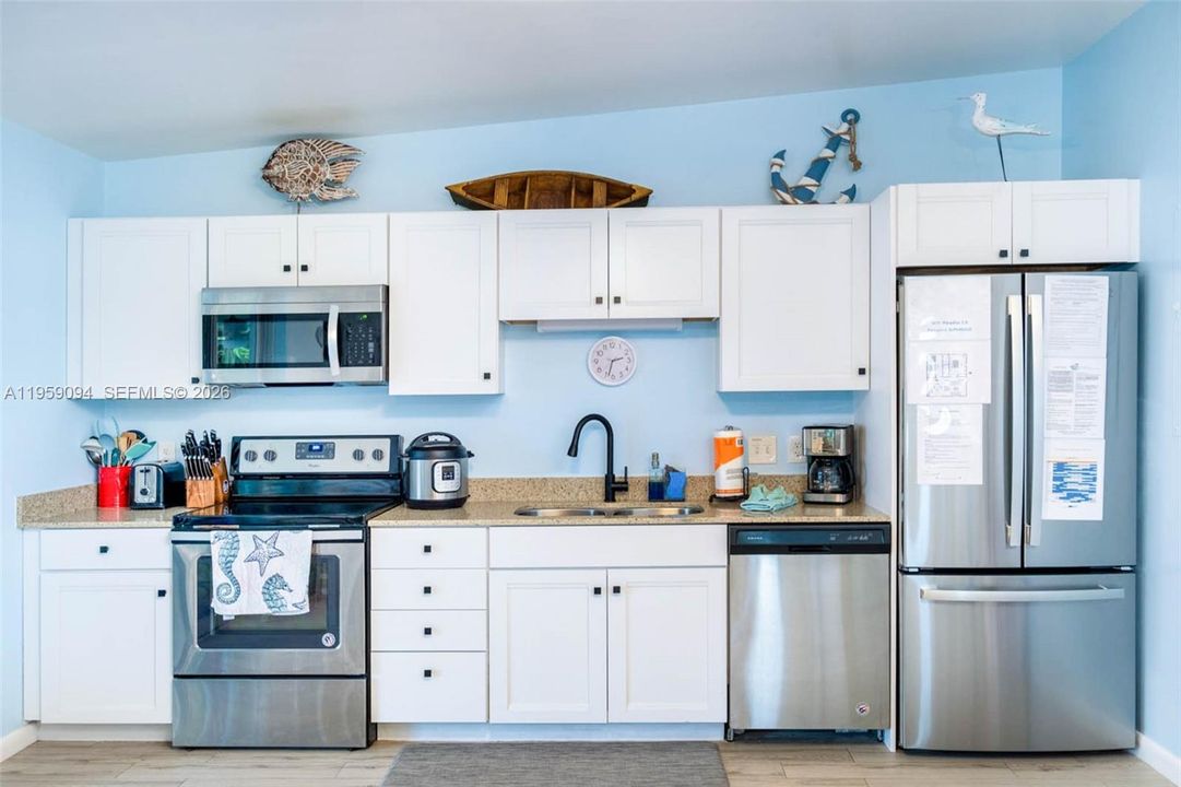 For Sale: $899,995 (2 beds, 2 baths, 990 Square Feet)