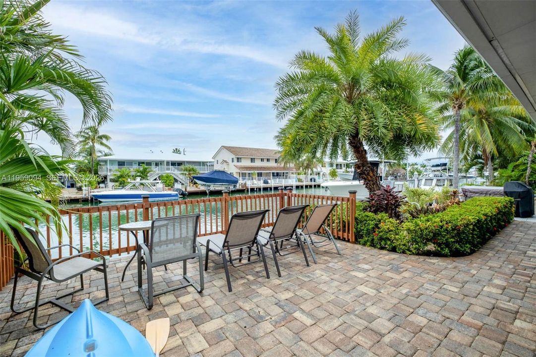 For Sale: $899,995 (2 beds, 2 baths, 990 Square Feet)