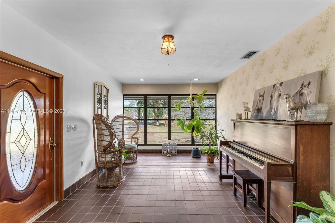FOYER ENTRY INTO THE HOME
