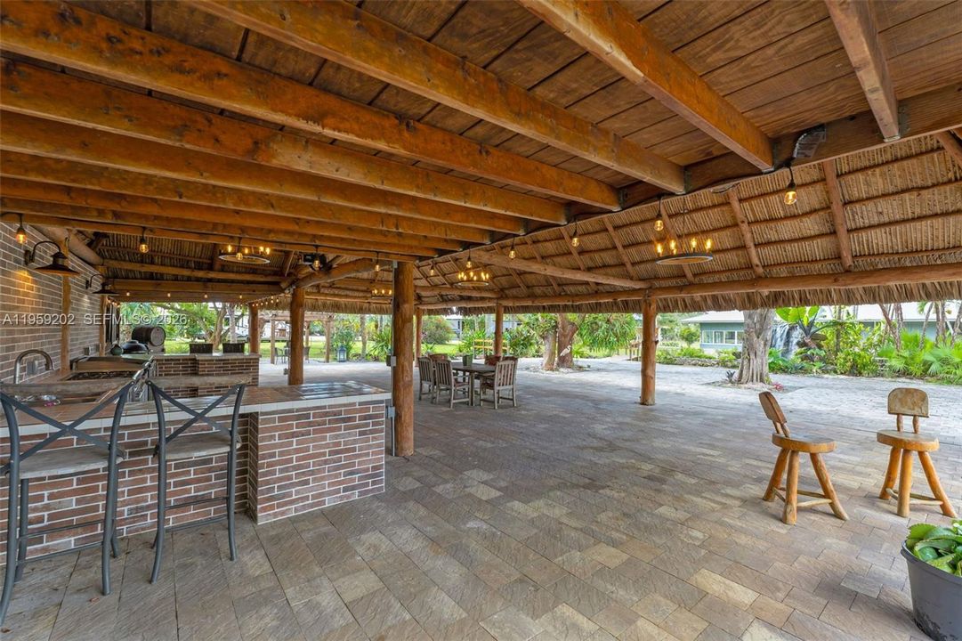 INTERIOR SPACE ON 1 OG OVERSIZED PAVILLIONS