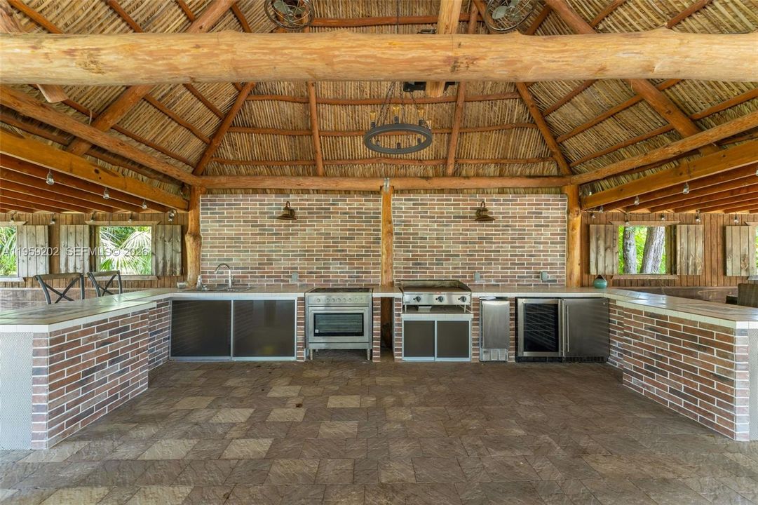 LARGE KITCHEN IN PAVILLION