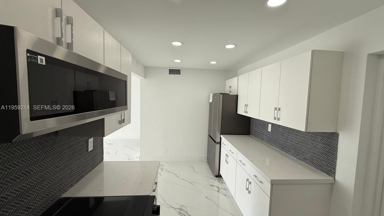 For Sale: $199,999 (1 beds, 1 baths, 825 Square Feet)