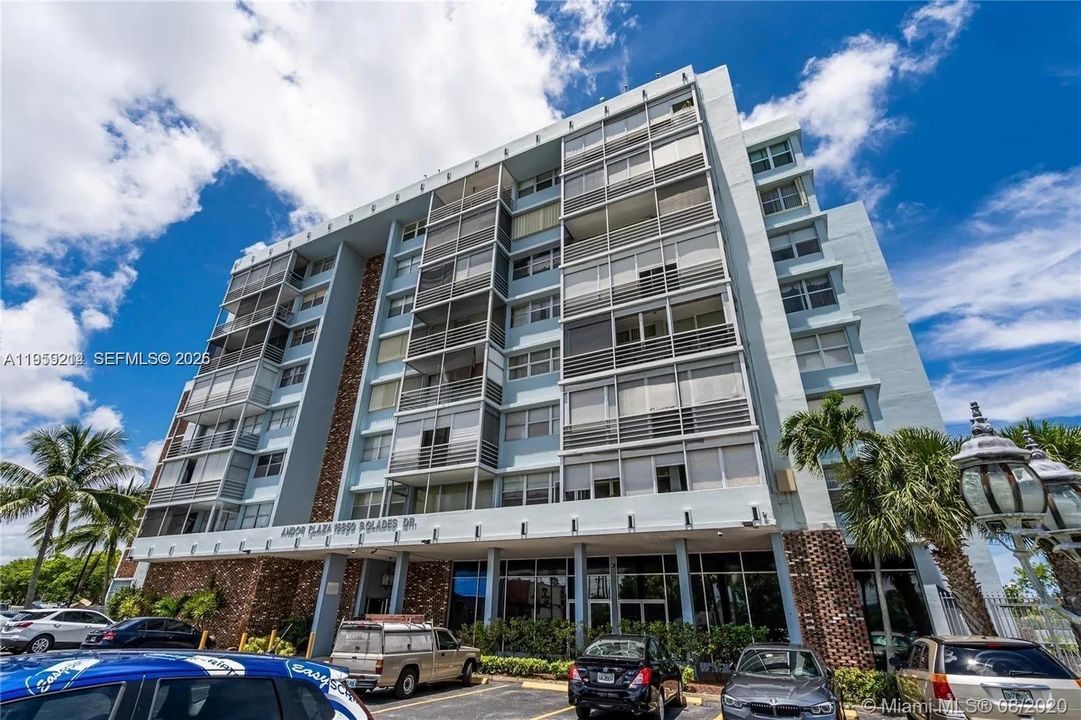 For Sale: $199,999 (1 beds, 1 baths, 825 Square Feet)