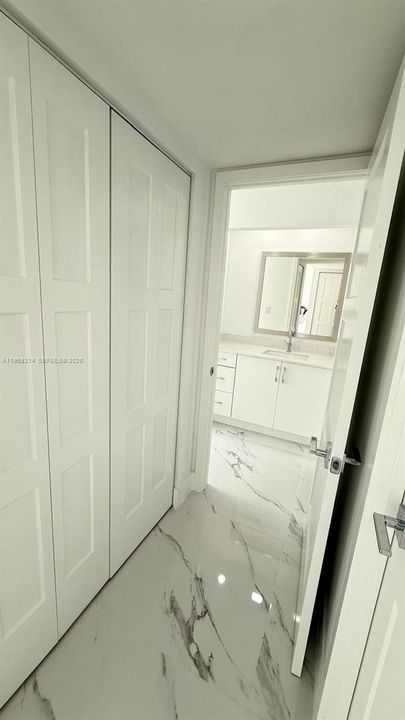 For Sale: $199,999 (1 beds, 1 baths, 825 Square Feet)
