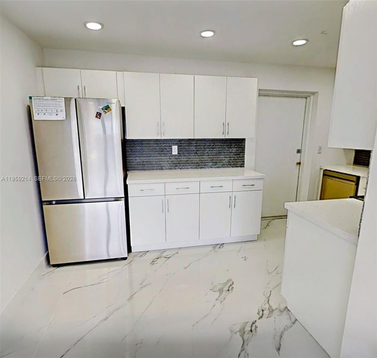 For Sale: $199,999 (1 beds, 1 baths, 825 Square Feet)