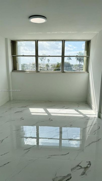 For Sale: $199,999 (1 beds, 1 baths, 825 Square Feet)