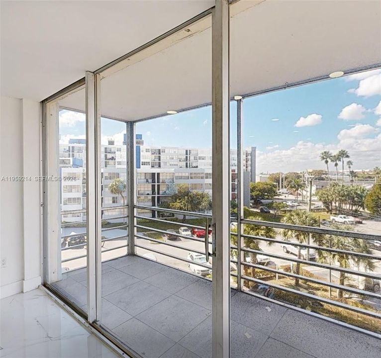 For Sale: $199,999 (1 beds, 1 baths, 825 Square Feet)