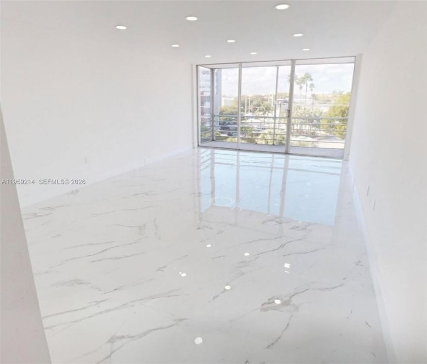 For Sale: $199,999 (1 beds, 1 baths, 825 Square Feet)
