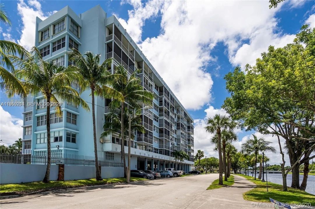 For Sale: $199,999 (1 beds, 1 baths, 825 Square Feet)