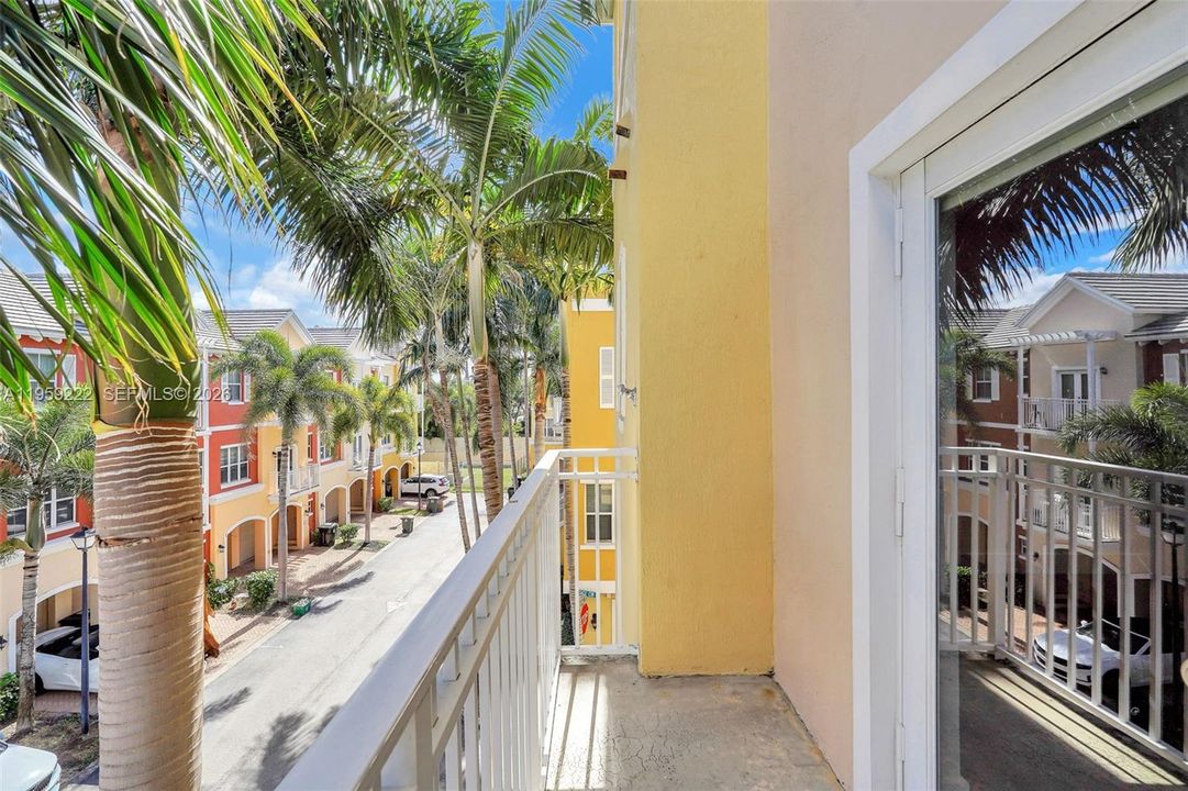 For Sale: $550,000 (3 beds, 3 baths, 1854 Square Feet)