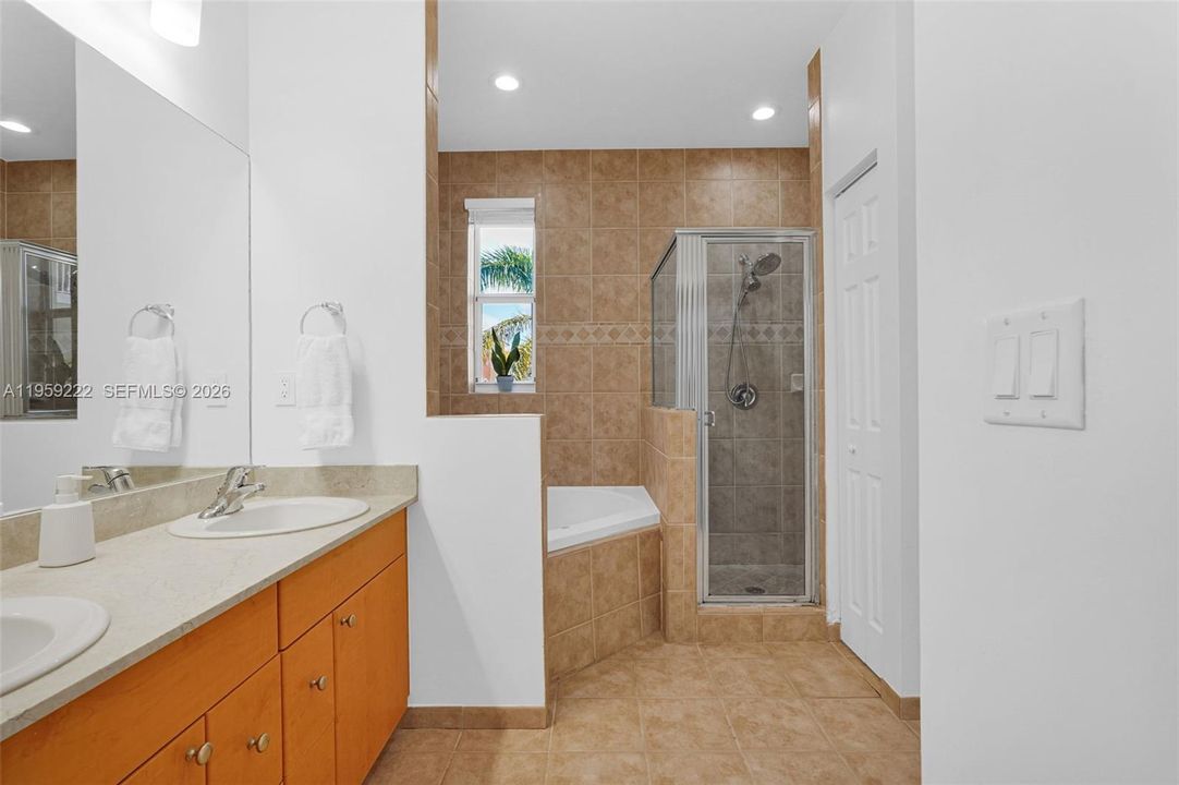 For Sale: $550,000 (3 beds, 3 baths, 1854 Square Feet)