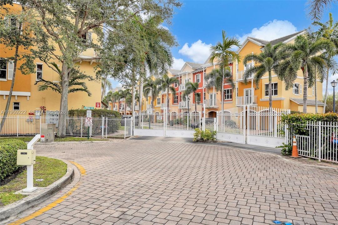 For Sale: $550,000 (3 beds, 3 baths, 1854 Square Feet)