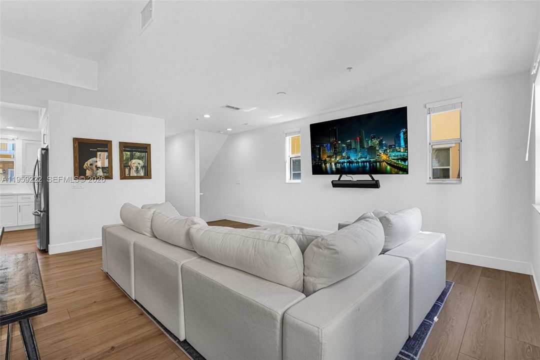 For Sale: $550,000 (3 beds, 3 baths, 1854 Square Feet)