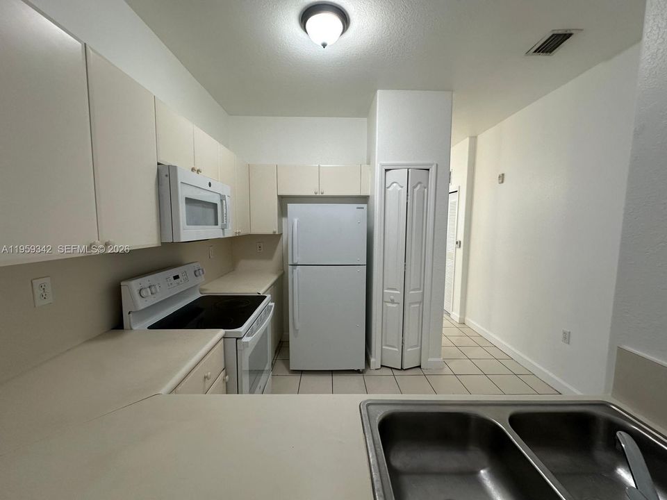 For Sale: $195,000 (2 beds, 2 baths, 914 Square Feet)