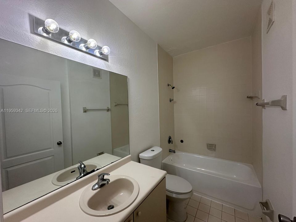 For Sale: $195,000 (2 beds, 2 baths, 914 Square Feet)