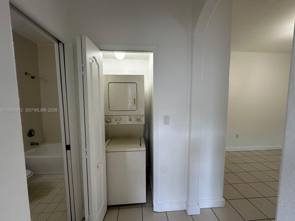 For Sale: $195,000 (2 beds, 2 baths, 914 Square Feet)