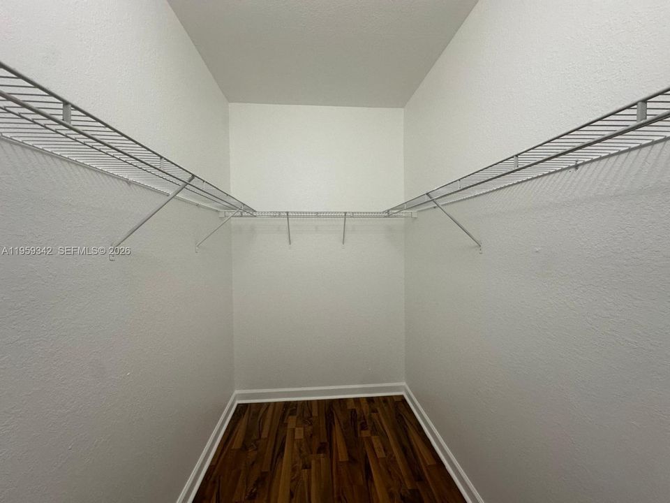 For Sale: $195,000 (2 beds, 2 baths, 914 Square Feet)