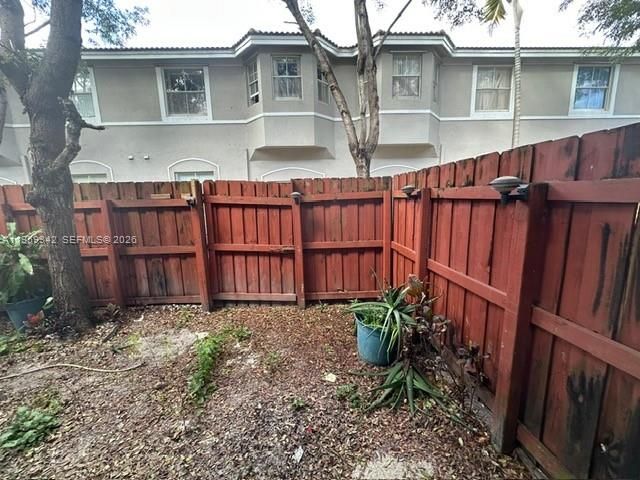 For Sale: $195,000 (2 beds, 2 baths, 914 Square Feet)