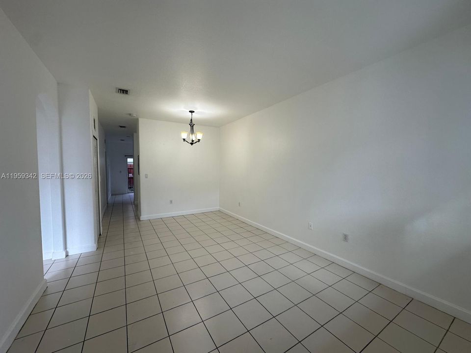 For Sale: $195,000 (2 beds, 2 baths, 914 Square Feet)