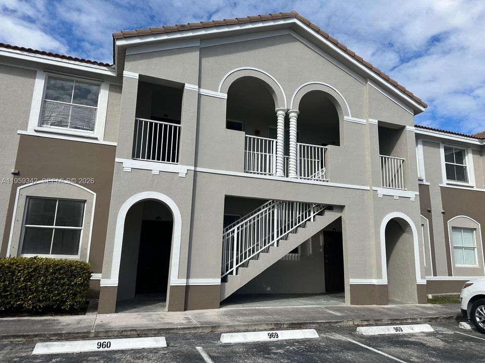 For Sale: $195,000 (2 beds, 2 baths, 914 Square Feet)